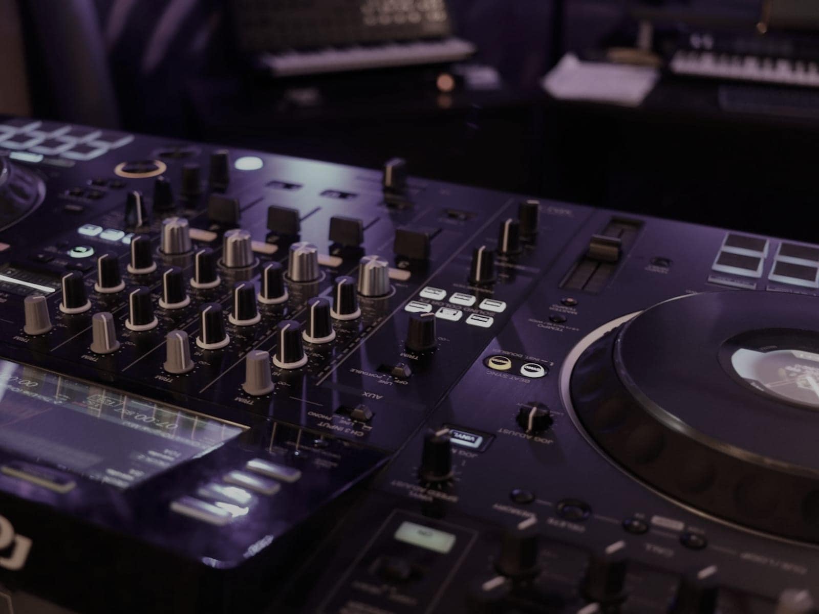 Plattenspieler und digitales Mischpult nebeneinander im Setup